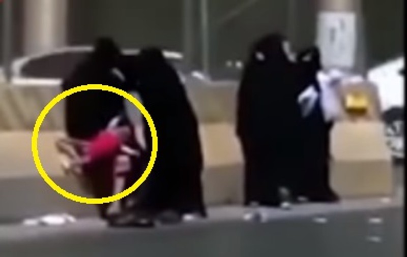 Scene halucinante în Arabia Saudită: mai multe femei s-au luat la bătaie pe stradă. Una și-a scăpat copilul din brațe pe carosabil | VIDEO