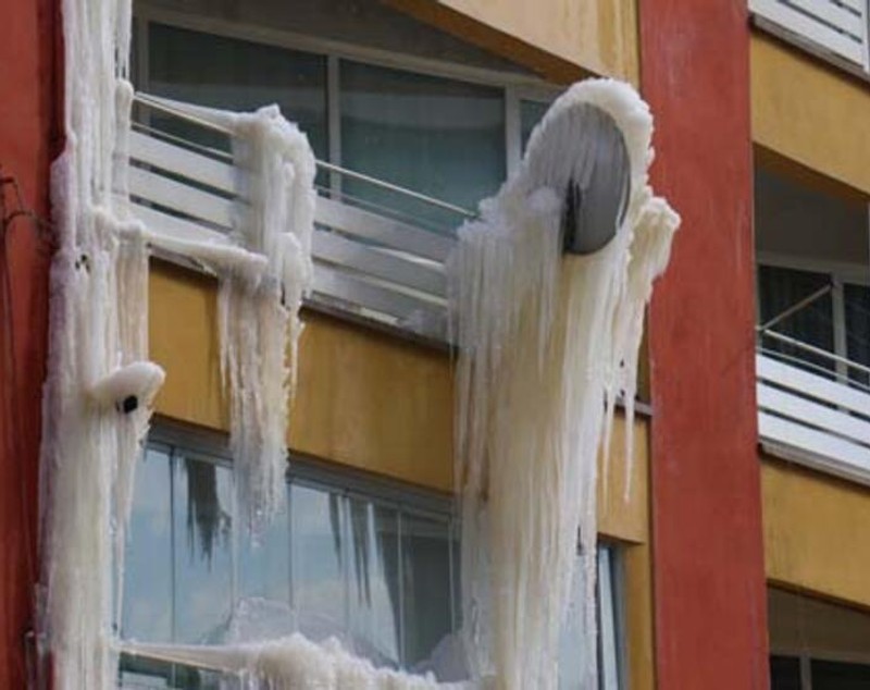 „Ice Age”, după cutremure. Un bloc avariat din Malatya s-a transformat într-o peșteră de gheață