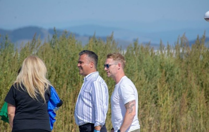 Ronan Keating, primul pasager care a aterizat pe pista Aeroportului Brașov - Ghimbav. Artistul va susține în această seară un recital la "Cerbul de Aur"