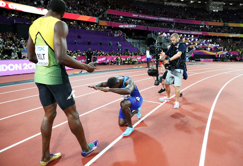 epaselect epa06127320 Justin Gatlin kneels in front of Usain Bolt of Jamaica after the men's 100m final at the London 2017 IAAF World Championships in London, Britain, 05 August 2017. Gatlin won gold, Bolt placed third. EPA/DIEGO AZUBEL
