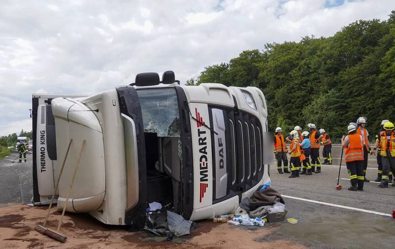 Șofer român de TIR, luat cu elicopterul după ce a răsturnat camionul plin cu jumătăți de porc, în Germania