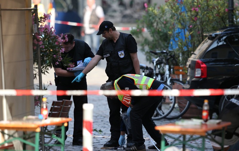Atac cu cuțitul în Germania. Atacatorul a strigat „Allah akbar” înainte de a fi ucis de polițiști