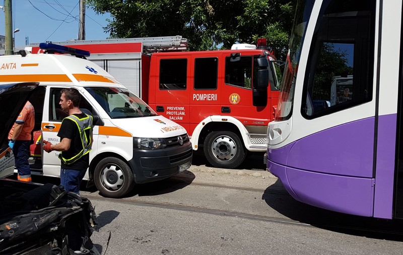GALERIE FOTO/ Un Chevrolet Camaro a intrat într-un tramvai la Timișoara. Mașina a fost făcută praf