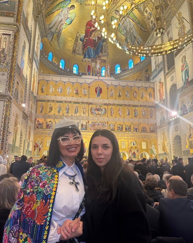 Cum au apărut Ozana Barabancea și fiica ei la sfințirea Catedralei Mântuirii Neamului. Ținuta nonconformistă a vedetei a atras atenția tuturor