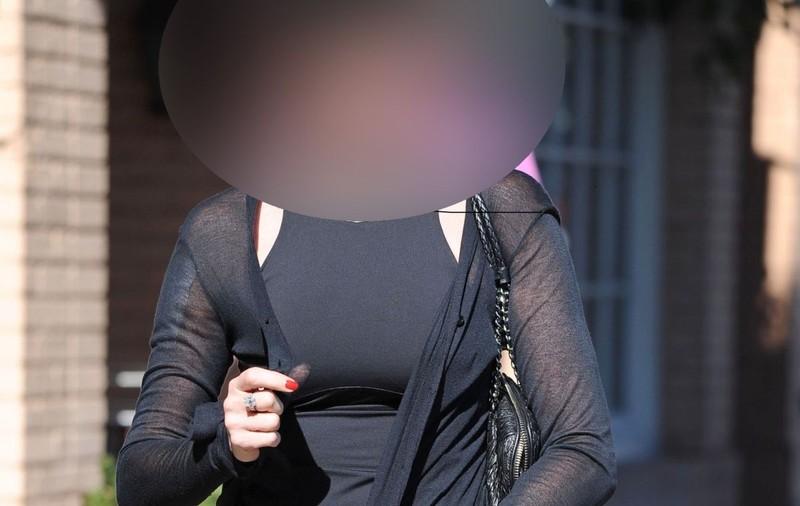 NU mai are SIMȚUL RIDICOLULUI! ATÂRNĂ PIEILE pe ea, dar se POARTĂ ca O PUȘTOAICĂ! FOTO