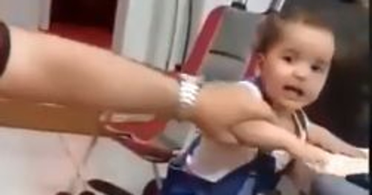 Un bărbat din Arabia Saudită și-a luat fetița la bătaie pentru că nu învăța să meargă