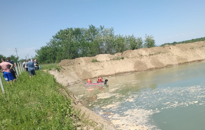 Doi frați din Vâlcea au murit înecaţi, după ce au mers la scăldat într-o baltă de lângă râul Olt
