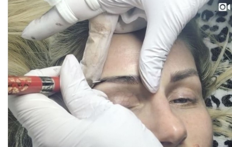Andreea Bănică și-a tatuat sprâncenele. "Fac ceva frumos azi"