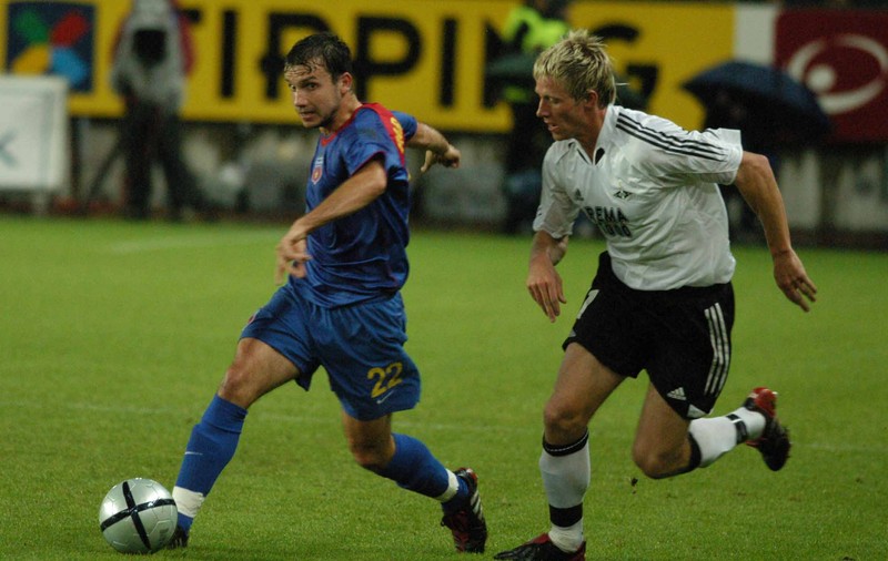 Sorin Paraschiv, fostul căpitan al Stelei, are apucături de golan! ^Și-a luat la pumni un adversar de la minifotbal, pe care l-a umplut de sânge!