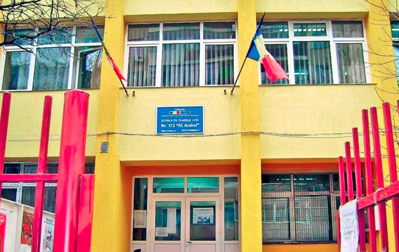 O parte dintre elevii unei școli din sectorul 6 încep cursurile în containere. Clădirea e în reabilitare, firma de construcții pornind lucrările în vară, deși a primit contractul anul trecut