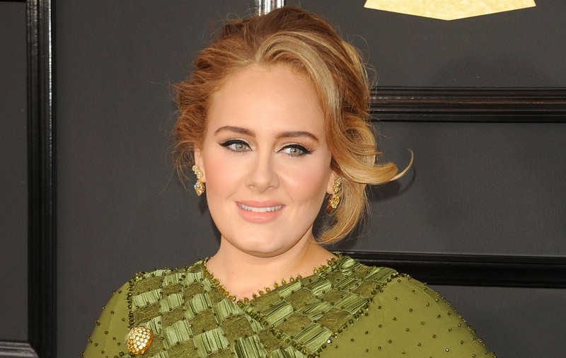Cântăreața Adele a pozat fără pic de machiaj în ziua în care a împlinit 33 de ani