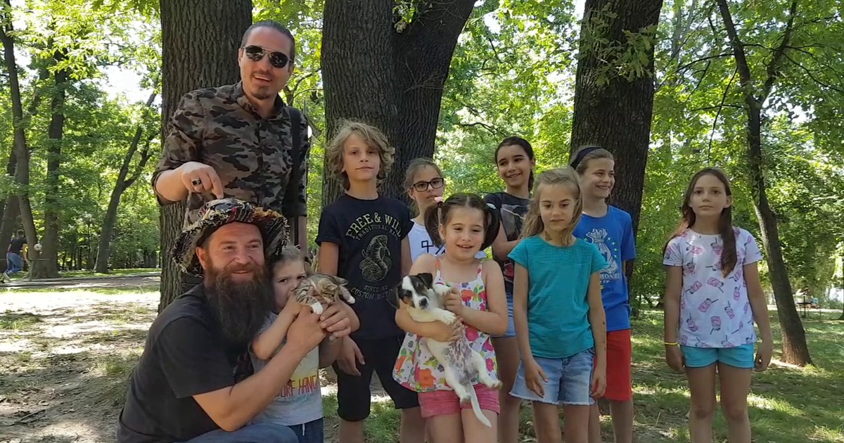 Actorul Vasile Calofir, alături de o parte dintre cei 19 copii care au jucat în pelicula "Străjerii"