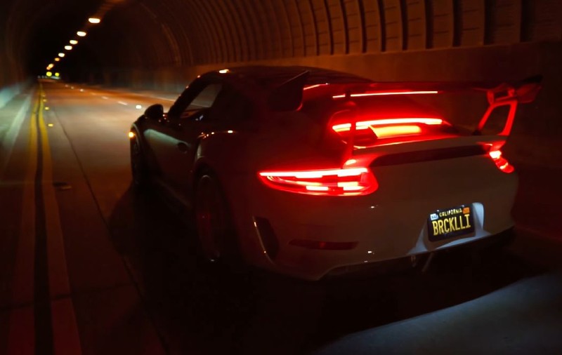 Ce face un Porsche când intră într-un tunel? Inginerii germani au creat o funcție exclusiv pentru bucuria șoferului