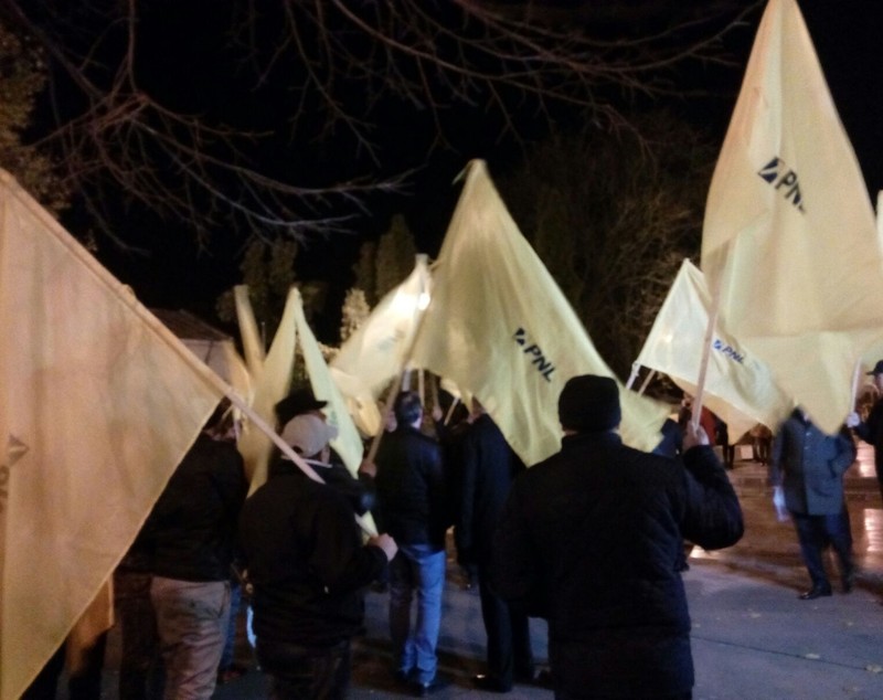 UPDATE/ Proteste în fața prefecturilor din țară, pentru susținerea moțiunii PNL
