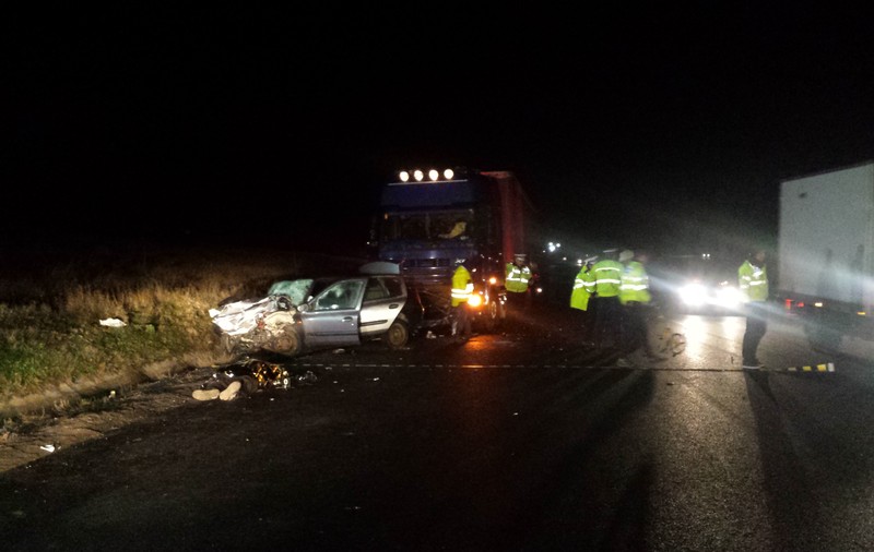 Un mort și un rănit după ce un TIR a spulberat un autoturism