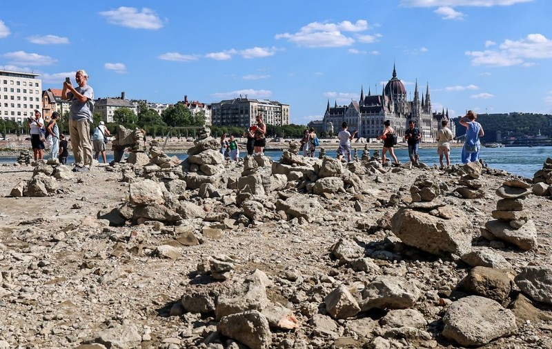 Dunărea s-a retras atât de mult, încât oamenii din Budapesta pot merge pe jos prin albia fluviului