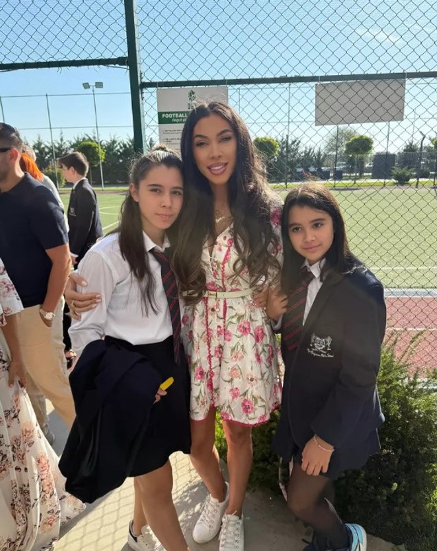 Cum au apărut Pepe și Raluca Pastramă în prima zi de școală a fiicelor. Au îngropat securea războiului de dragul copiilor