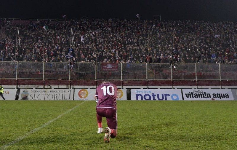 FOTO/Daniel Pancu, în genunchi în fața fanilor rapidiști! Declarație de dragoste pentru suporteri, la ultimul meci oficial pe stadionul Giulești: „De asta nu am jucat la Steaua, la Dinamo, datorită lor!”