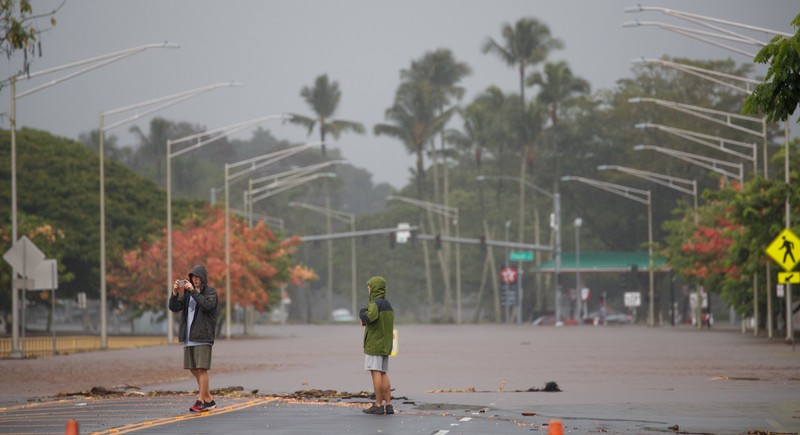 jurnalist BBC lovit de un copac doborât de uraganului Lane din Hawaii