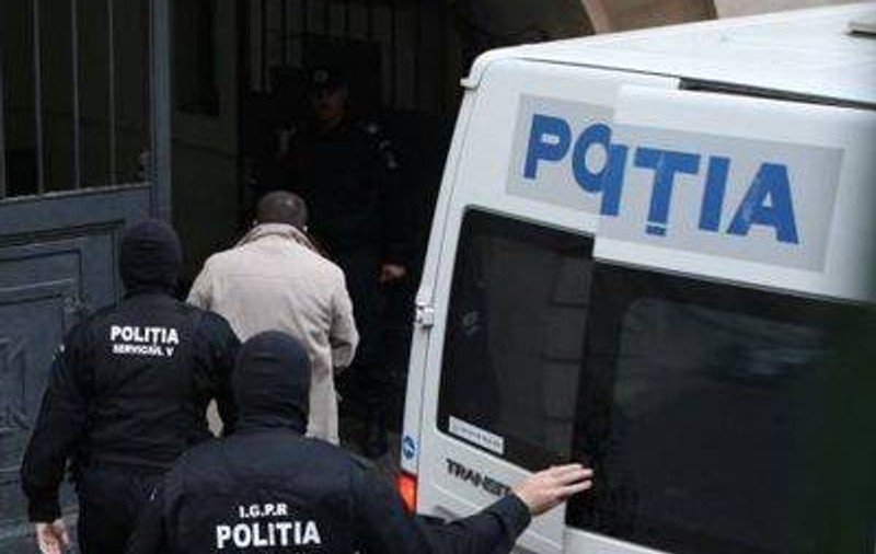 Poliţişti de frontieră, ridicaţi de DIICOT. Erau implicați în trafic de migranți