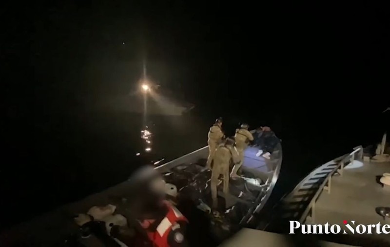 VIDEO | Barcă cu 3 tone de cocaină, abandonată de traficanți după ce au fost urmăriți cu elicopterul de Marina mexicană
