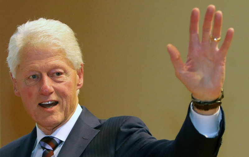 Bill Clinton și-a publicat prima carte de ficțiune ”Președintele lipsește”