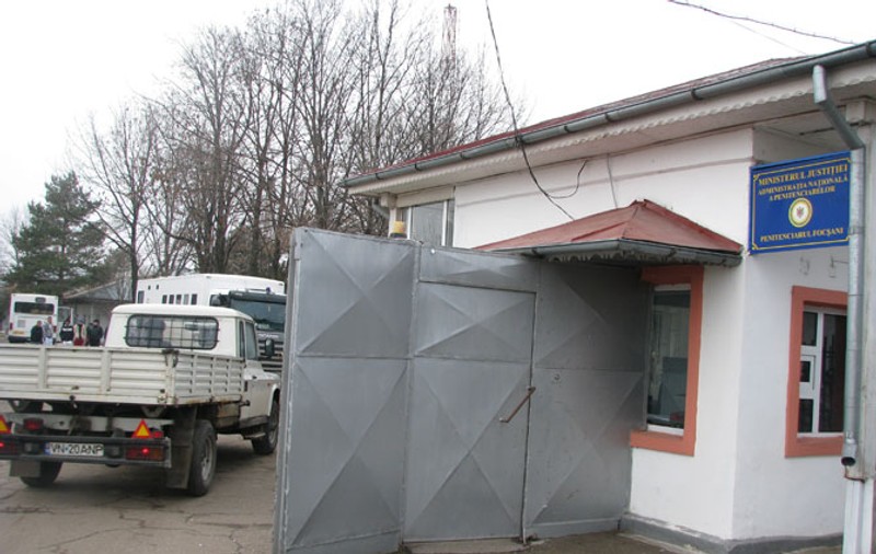 Protest la Penitenciarul Focșani. Un deținut s-a urcat pe acoperișul închisorii
