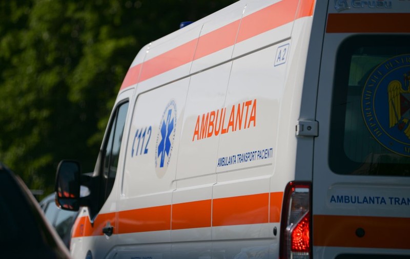Un bărbat rănit într-un accident în Vâlcea a fost rănit, din nou, după ce ambulanța s-a lovit cu o mașină de gunoi