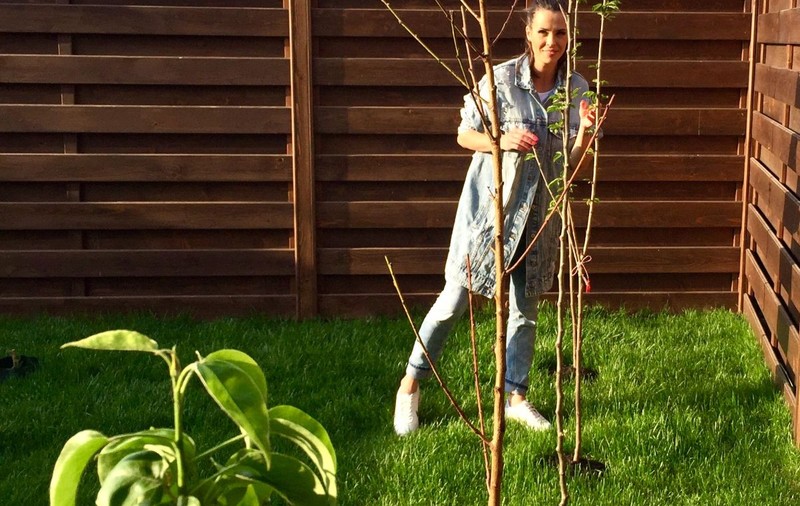 Prezentatoarea Livia Graur se relaxează plantând copaci fructiferi