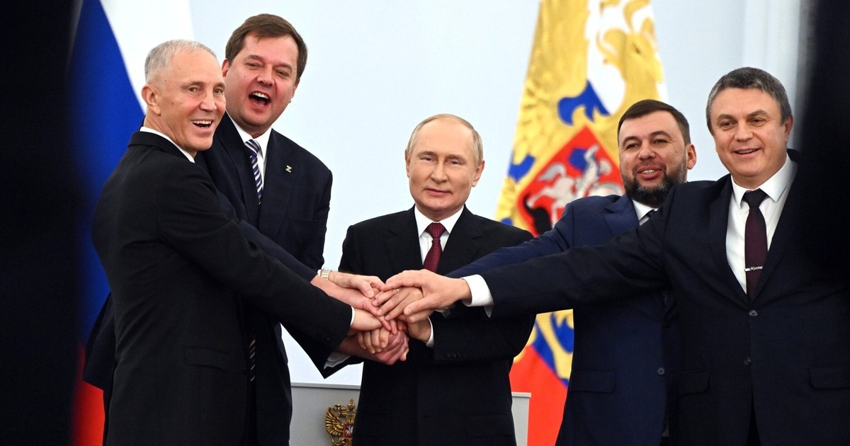Putin si liderii separatisti la 30 septembrie 2022. De la stânga, Vladimir Saldo, șeful regiunii Herson numit de Moscova, Yevgeny Balitsky, șeful regiunii Zaporizhzhia numit de Moscova, președintele rus Vladimir Putin, în centru, Denis Pushilin, liderul Republicii Populare Donețk, și Leonid Pasechnik, liderul autoproclamatei Republici Populare Luhansk, în timpul unei ceremonii de semnare a tratatelor de aderare a patru regiuni ale Ucrainei la Rusia, la Kremlin, în Moscova, Rusia, vineri, 30 septembrie 2022.