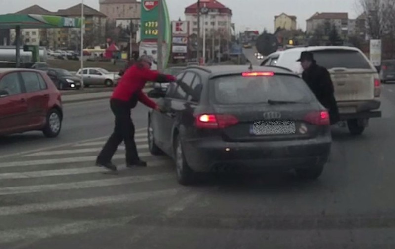 Altercaţie în trafic la Sibiu! I-a tăiat calea şi a sărit la bătaie | VIDEO