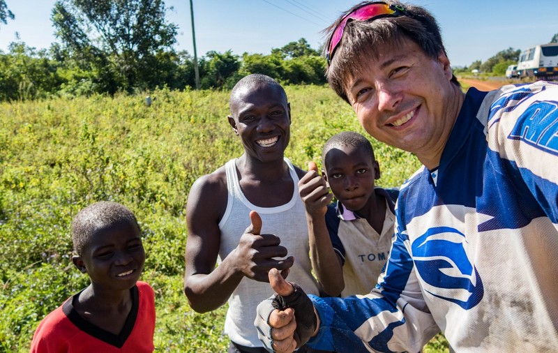 Africa, văzută de pe două roți. Un român traversează continentul african cu bicicleta