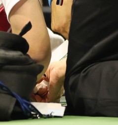 epa05535695 Novak Djokovic of Serbia has toes on both feet bandaged during a medical timeout as he plays Stan Wawrinka of Switzerland during the men's final on the final day of the US Open Tennis Championships at the USTA National Tennis Center in Flushing Meadows, New York, USA, 11 September 2016. The US Open runs through September 11. EPA/JUSTIN LANE