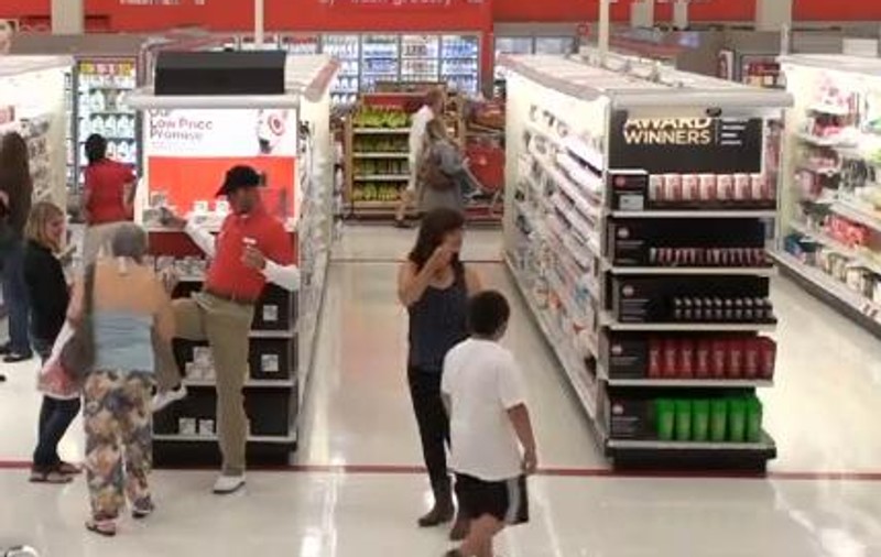 Video | David Beckham s-a deghizat ca să-şi vândă propriul parfum într-un supermarket