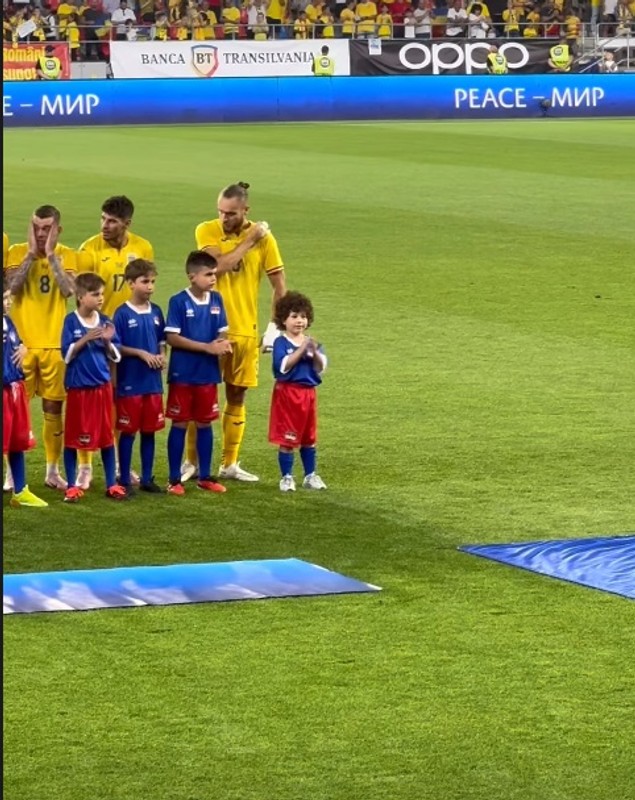 Nepotul lui Victor Pițurcă, pe teren la deschiderea meciului România - Liechtenstein. Cristina Ich s-a mândrit cu apariția băiețelului ei