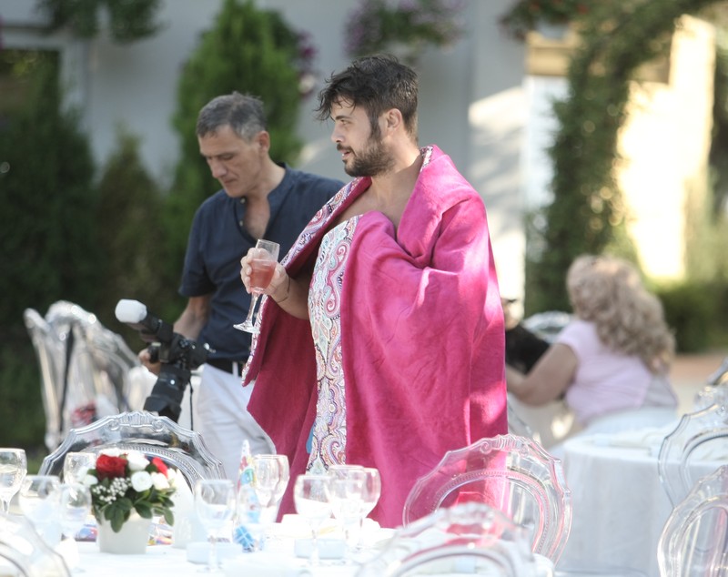 VIDEO EXCLUSIV/ Imagini de senzație cu soțul Oanei Roman la o petrecere. S-a dezbrăcat și s-a aruncat în piscină