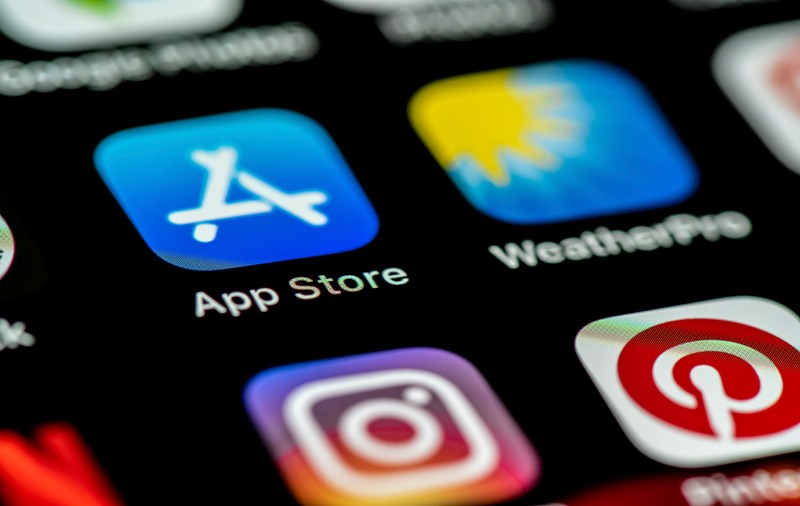 Mai multe aplicații care pot fi descărcate pe iPhone fură criptomonede prin scanarea capturilor de ecran