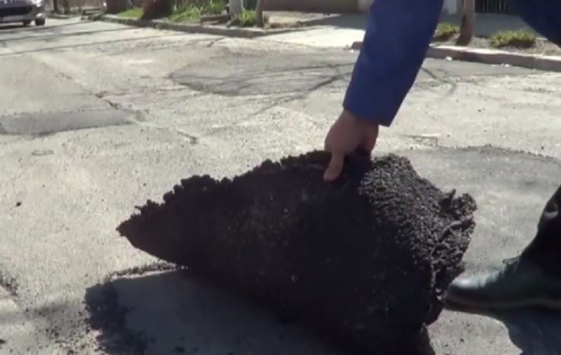 Locuitorii din Călărași, revoltați după peticirea drumurilor din oraș: "Asfaltul se ia cu mâna!" (VIDEO)