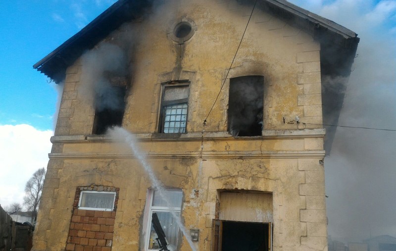O mamă şi copilul ei au suferit arsuri grave într-un incendiu în judeţul Braşov. Femeia, care a încercat să-și salveze copilul din flăcări, a murit la spital/ FOTO