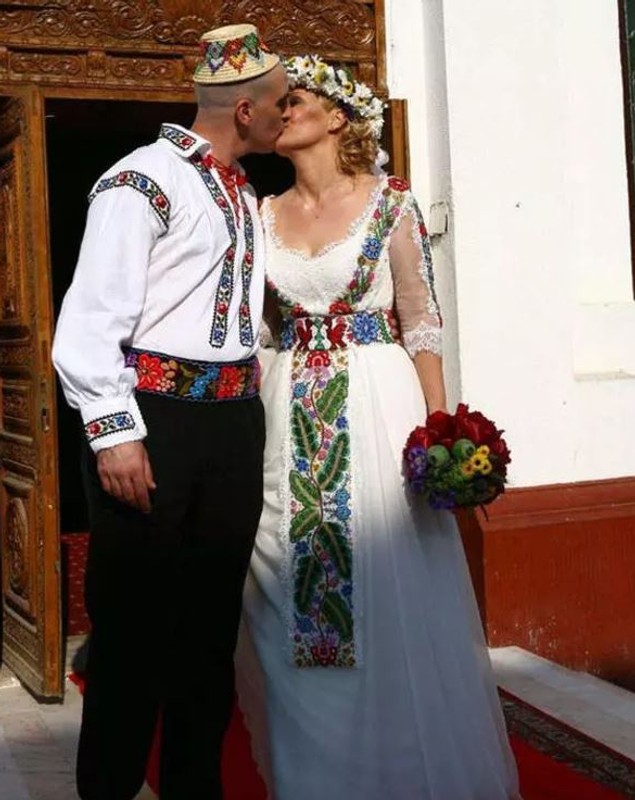 Cum și-a cunoscut Elena Lasconi soțul. S-a căsătorit cu Cătălin la mănăstire, în costume populare: „Îmi pare rău că nu am mai făcut un copil”