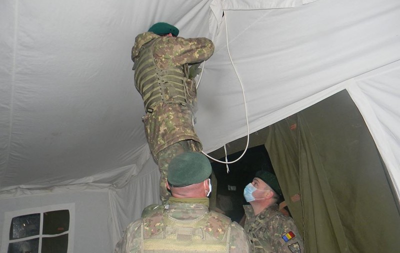 Corturi pentru triaj montate de militari la Spitalul Orășenesc din Gura Humorului și la Policlinica din Urziceni