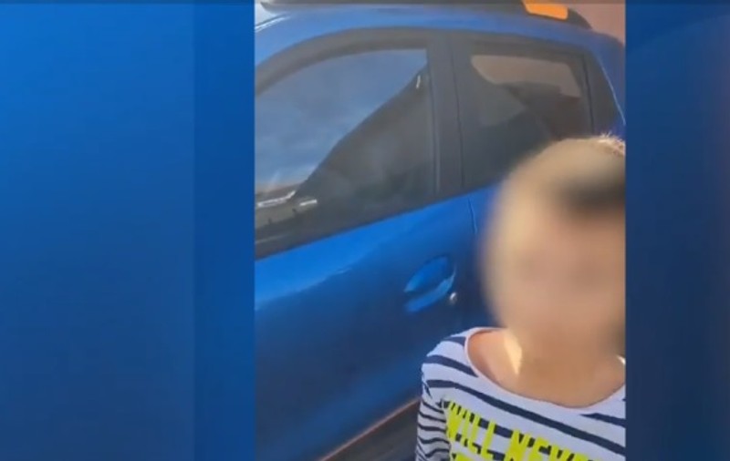 Un copil de 7 ani a fost filmat când parca maşina pe o stradă din 2 Mai, în județul Constanța: „Tata m-a trimis”