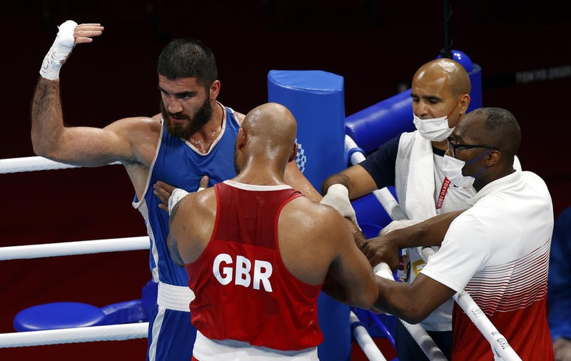 Un pugilist a făcut o criză de nervi în ring la JO 2020, după ce a fost descalificat pentru că și-a lovit adversarul cu capul
