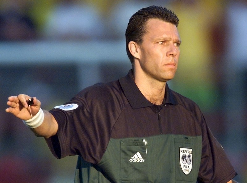 HR50-20000620-CHARLEROI, BELGIUM: Swiss referee Urs Meier gestures during the Euro 2000 group A soccer match between England and Romania in Charleroi Tuesday 20 June 2000. (ELECTRONIC IMAGE) EPA PHOTO EPA/MICHELE LIMINA