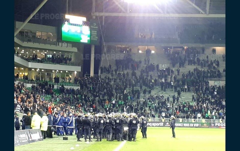 Franța, etapa a 12-a: incidente la derby-ul St. Etienne - Lyon. La 0-5, fanii au invadat terenul și au întrerupt meciul. Rezultate / VIDEO