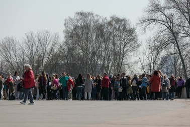 Refugiații din Polonia stau la coadă în fața arenei Tauron pentru a se înregistra să primească dreptul la asistență medicală