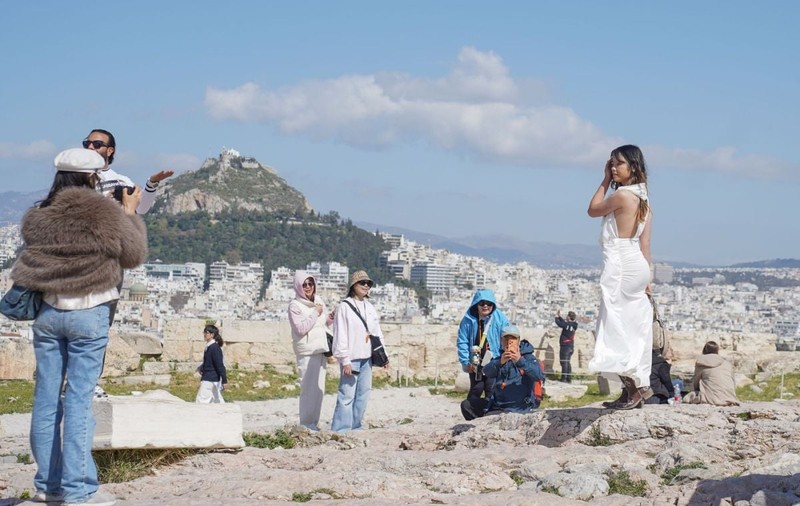 Fără tocuri și țigări în Grecia. Amenzi de sute de euro pentru turiștii care nu se conformează în 2026
