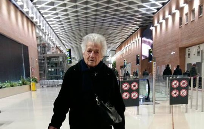 O femeie în vârstă de 93 de ani din Italia a câștigat inimile internauților, după ce a plecat în Africa să ajute copiii orfani