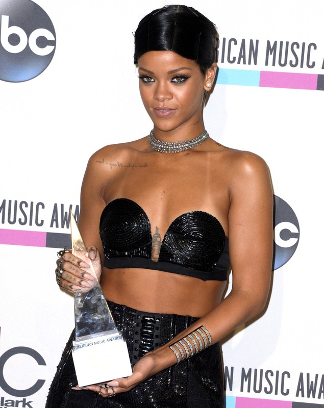 Rihanna i-a închis gura lui Mayweather! / GALERIE FOTO HOT