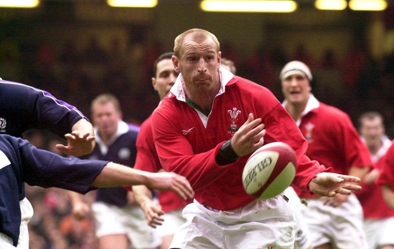 Fostul căpitan al naționalei de rugby a Țării Galilor, Gareth Thomas, a dezvăluit că are HIV după ce a mărturisit că a fost șantajat